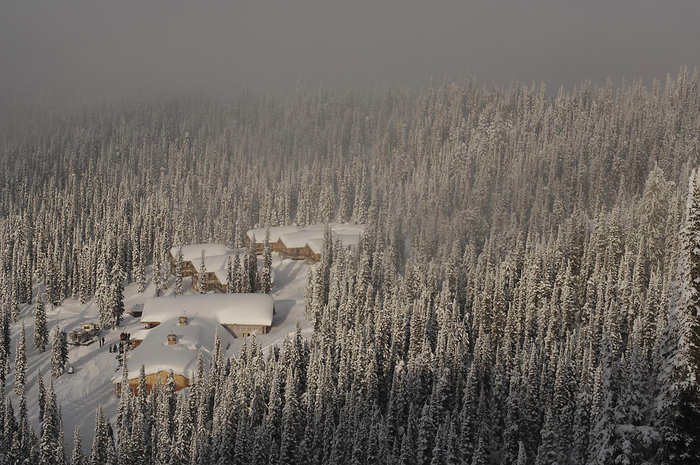 Vy över Baldface Catskiing Lodge i Kanada.