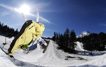 TJ Schiller i en handplant. Mt Hood Meadows, Oregon, USA.