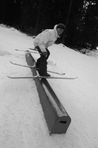 Johan Lantz i en railslide.