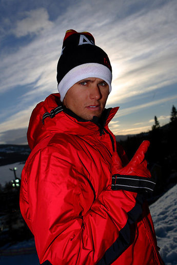 Bilden på Jon Olsson är fotad med en blixt på kameran, som ger ett ganska platt ”rakt-på-ljus”.