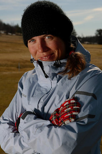 Bilden på Marja Persson är fotad med en portabel studioblixt som ger ljus från vänster, så kallat sidoljus.