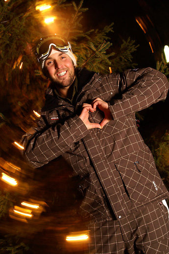 Blixt som fryser objektet. Denna bild på Kristoffer Frenkel är fotad med en Elinchrom Ranger utlöst med ett par Pocket Wizards, slutartiden är på 1 sekund och jag har även snurrat kameran för att få bakgrunden blurrig.