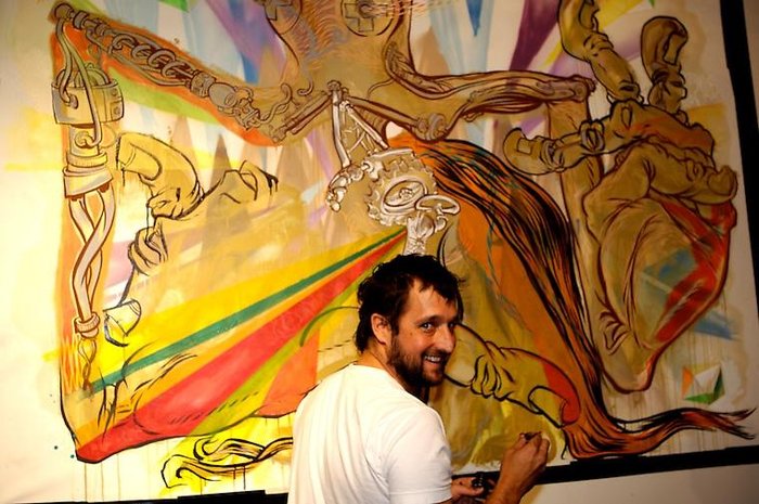 Andy Howell målar på fri hand vid premiären av Seven Artistic Sins.