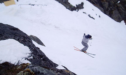 Jesper Björnlund i en 360 nedför en klippa under slopestyle tävlingen