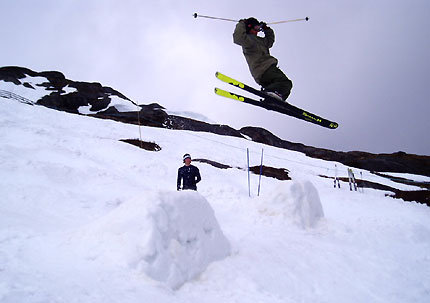 Olof Larsson i en skön mule kick position, från kvalet till singelpuckeln.