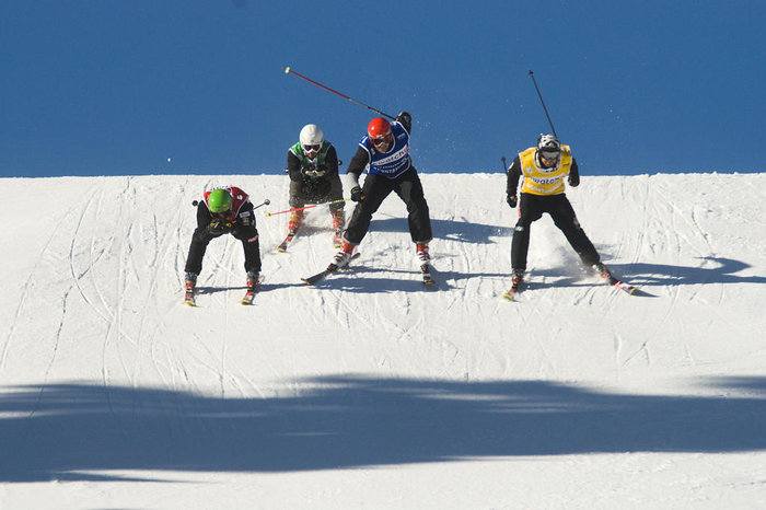 Lars Lewén i kvartsfinalen i Les Contamines (grön hjälm).