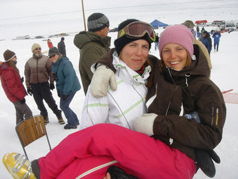 Marja o Stina var glada fast de inte fick åka helikopter.