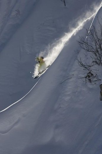 David Magnusson flyger nerför berget.