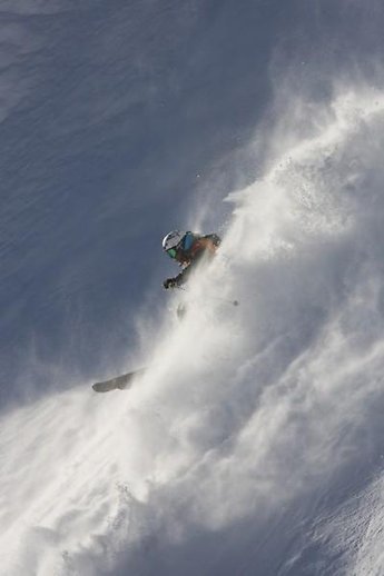 Snön var minst sagt bra. Sverre lägger en skön puderspray.