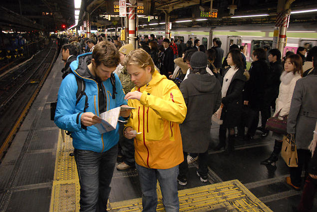 Anders & Nisse försöker hitta rätt.