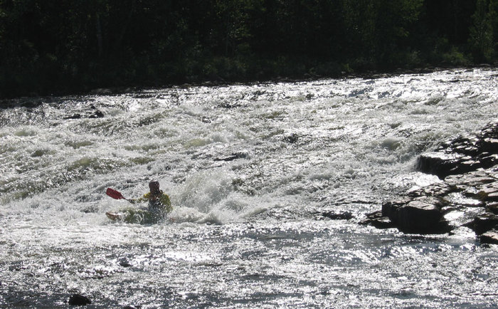 Efter tre timmar i kajaken var det dags för första forsen.