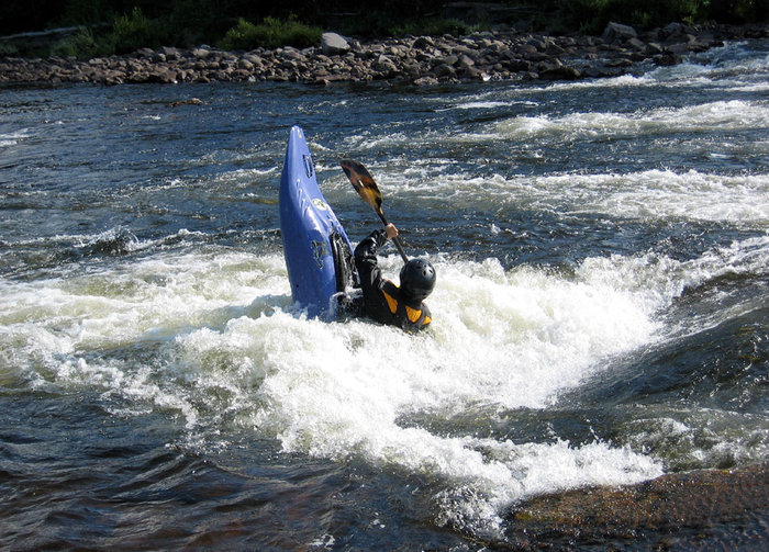 En erfaren paddlare visar upp sina kunskaper i en vals.