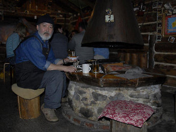 Hank kockar på sin restaurang.