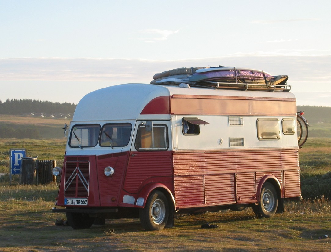 Coolaste surfbussen, en gammal Citroën.