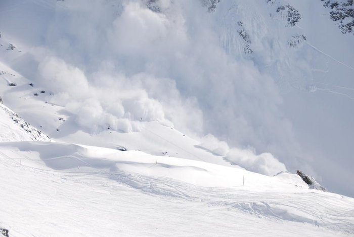 Kaj Zackrisson (liten mitt i bilden) med lavinen i ryggen.