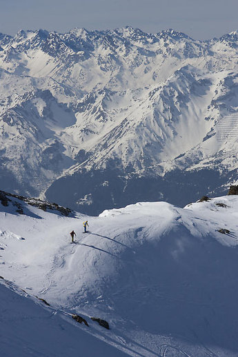 Mackan och Bagarn hikar till ett åk.