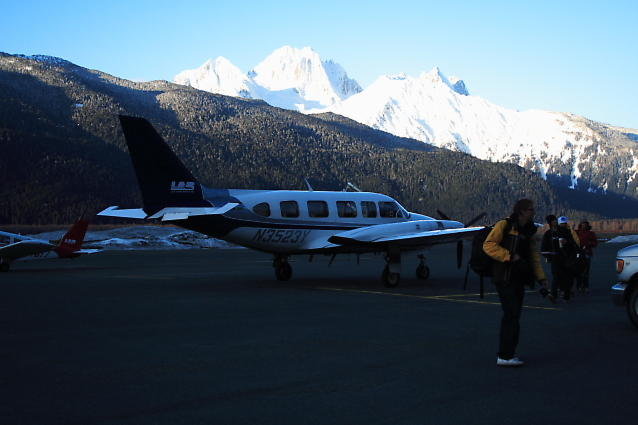 Haines flygplats med vårt eget plan och bergen upplysta som en julgran.