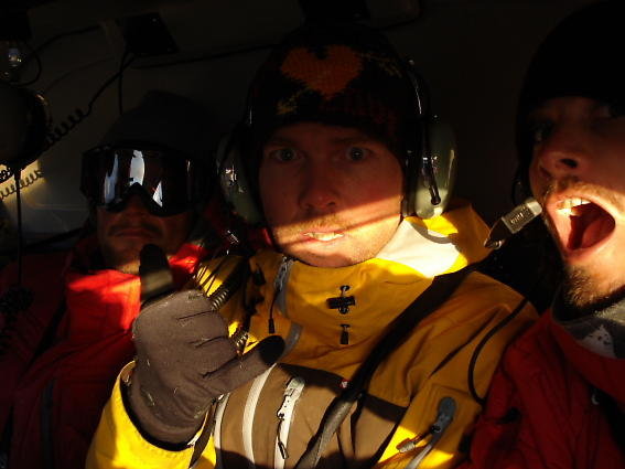 Mo, Oskar och Seb är något förväntansfulla i helikoptern på väg upp.