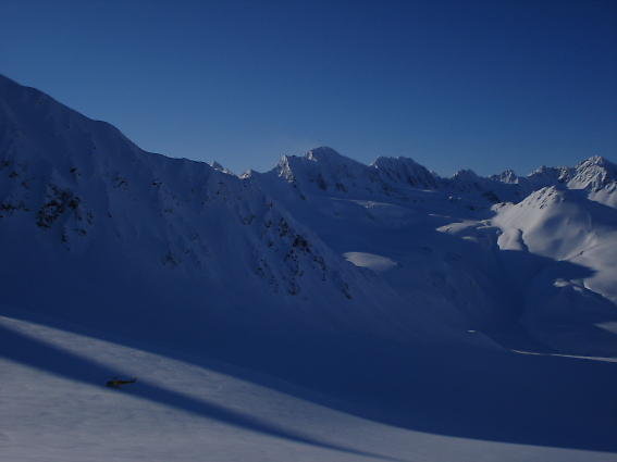 Helin väntar på att Jon ska komma ner efter sista åket för dagen.