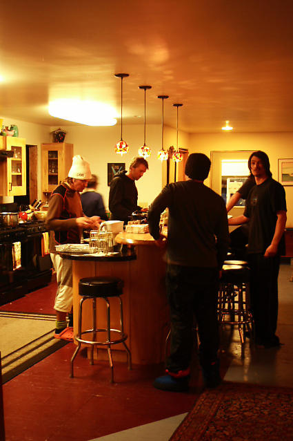 Första middagen på funny farm. Något jetlagade och trötta efter den första dagen på berget. Därav de trötta blickarna.