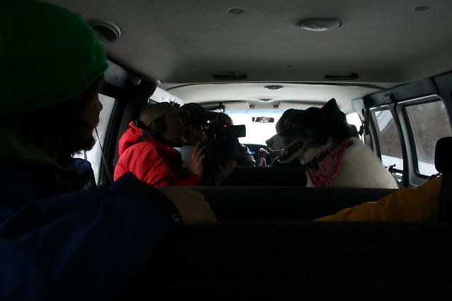 Direkt från flyget till heliplattan. Ingen tid att spara eftersom det var bluebird. Måste dock erkänna att vi var något möra i kroppen efter närmare 30 timmars resande. Ombytet till skidkläder skedde mellan ifyllande av ansvarsbefrielsepapper, tranci