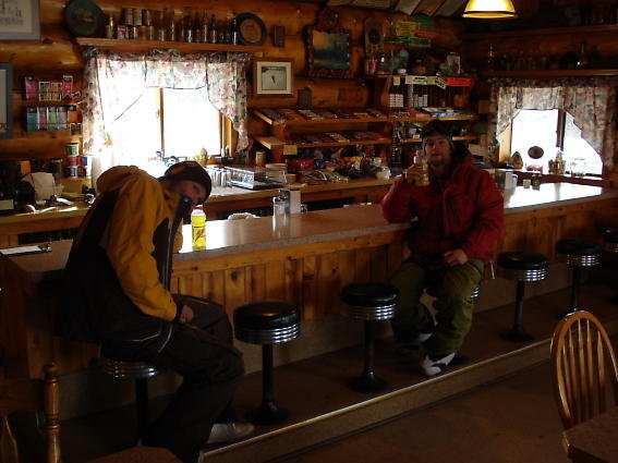 Fotograferna tar en morgonkaffe i väntan på att helin ska bli varm.