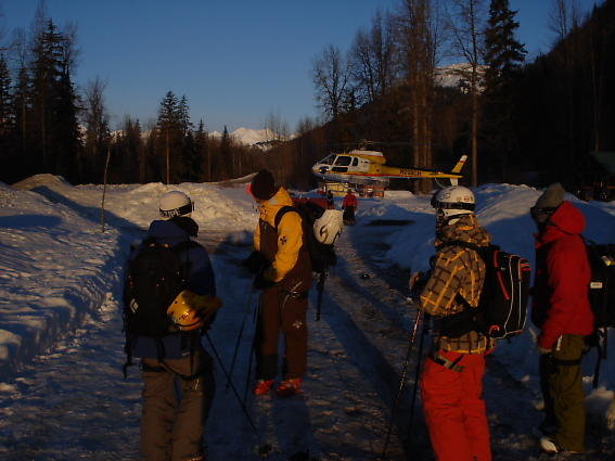 Vy över heliplattan med bergen i bakgrunden.