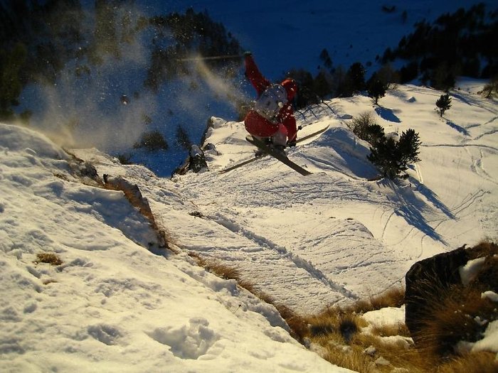Basti hoppar en klippa Engadin.