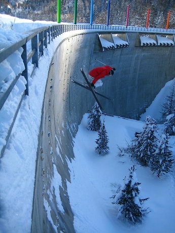 Basti droppar en damm i Engadin.