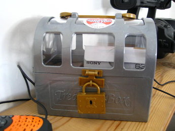 Skattkistan där Bergman förvarar sina band. Inbrottssäker.