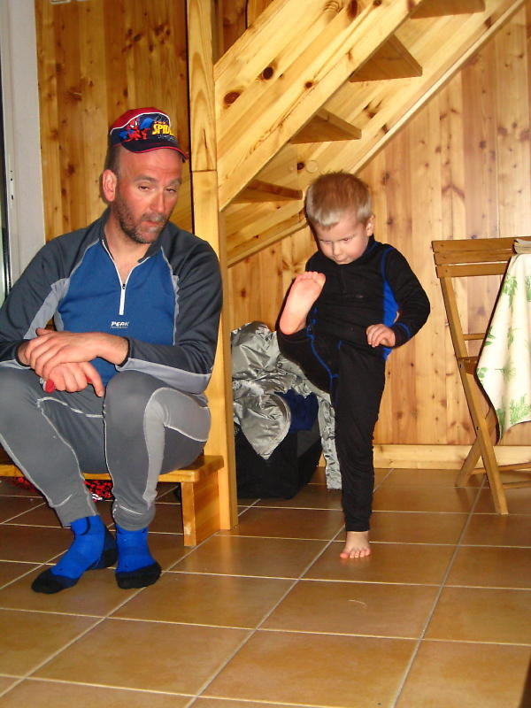 Niklas Allestig med sonen Melker. Inte fyra fyllda än, men redan tvåfotad!