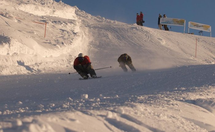 Andreas Håtveit i inrun jagad av followcam-brorsan Jon Håtveit.