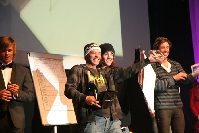 Lag Sammy Carlson får ta emot pris.