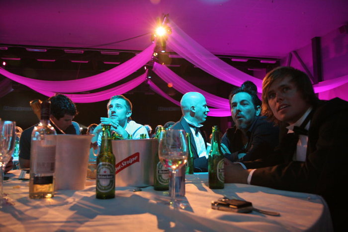 Lag Jon Olsson tittar på film.