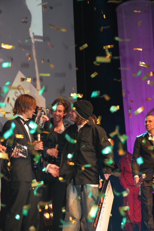 Nöjd eventvärd och nöjda segrare. Happy ending!