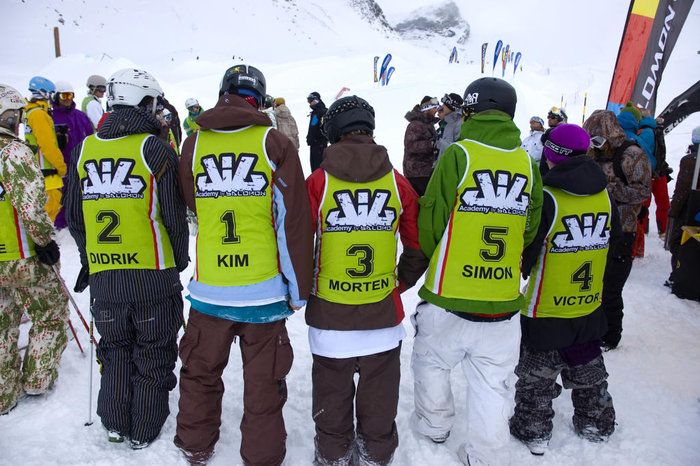 Den svenska ligan får instruktioner från tävlingsledning precis innan tävlingen drar igång.