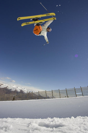 ... och bjuder till.