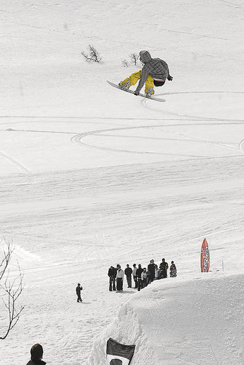Frontside 900 med grab av okänd åkare.