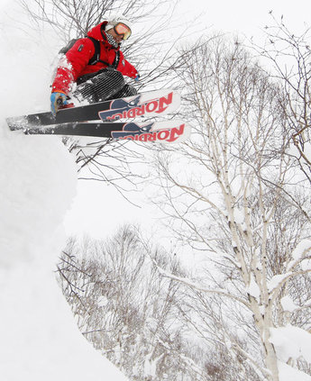 Kristoffer Frenkel tar en av puderkuddarna i Rusutsu.