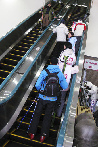 Martin tar rulltrappan upp.