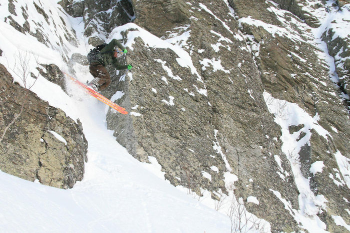 Medan Dan-Marcus kör blandade småhopp bland klipporna.