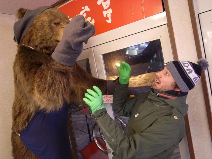Dan-Marcus blir överraskad av en japansk björn i en butik.