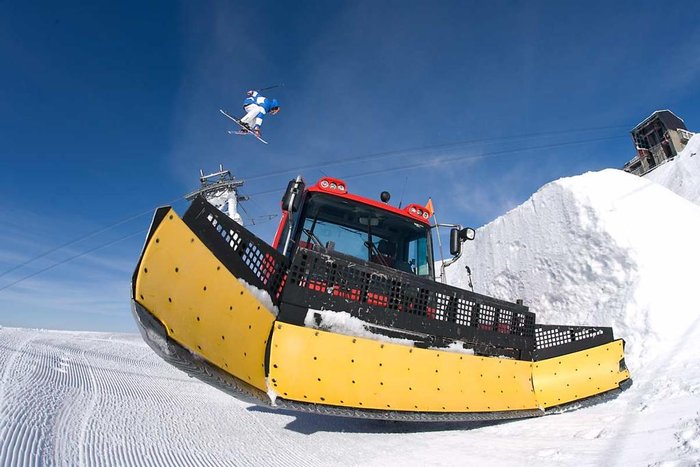 Sebastian Persson flyger över pistmaskin.