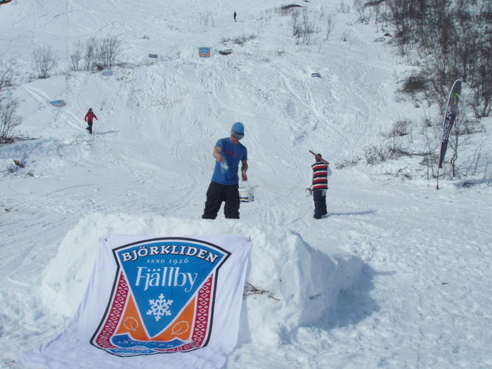 Fredrik Tegebro saltar kickarna.