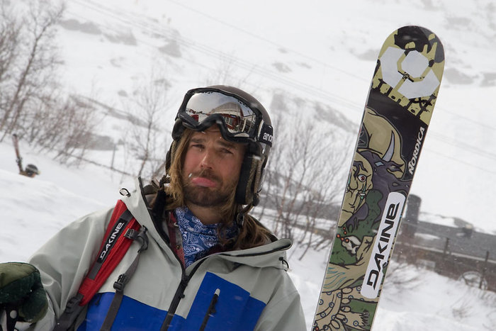 Johan Jonsson kommer tillbaka till hotellet efter en pudersväng.