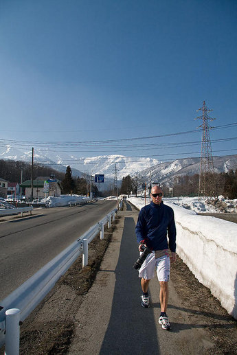 Det härliga vårvädret lockade ut fotografen på en promenad i byn.