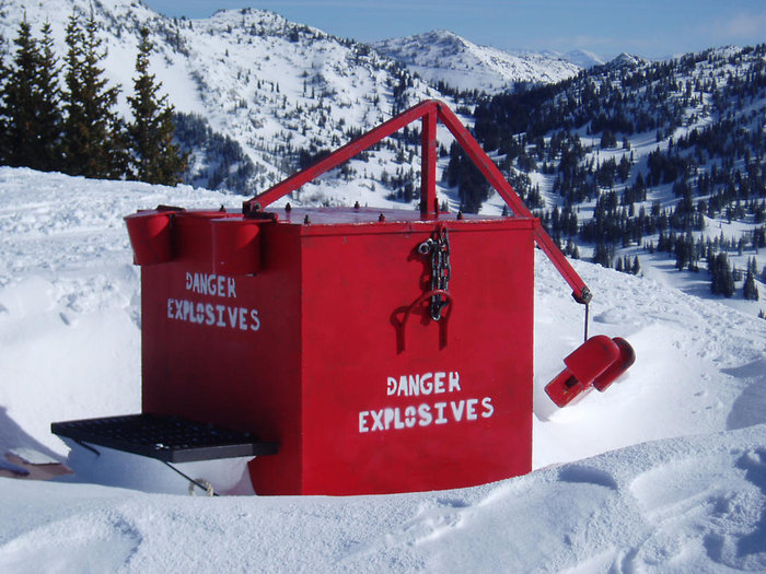 Skidpatrullens botemedel mot instabila snötäcken heter dynamit.