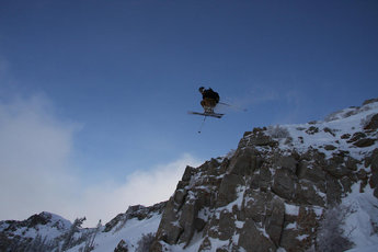Erik Studer luftar skidorna i legendariska Alta som ligger granne med Snowbird.