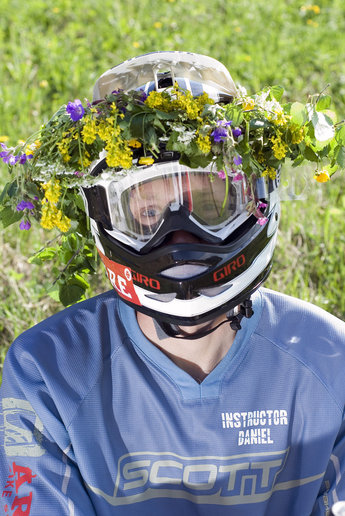 Midsommarfiraren heter Daniel Sanfridsson och är ansvarig för Åre Bike School och MTB-expert på Freeride.