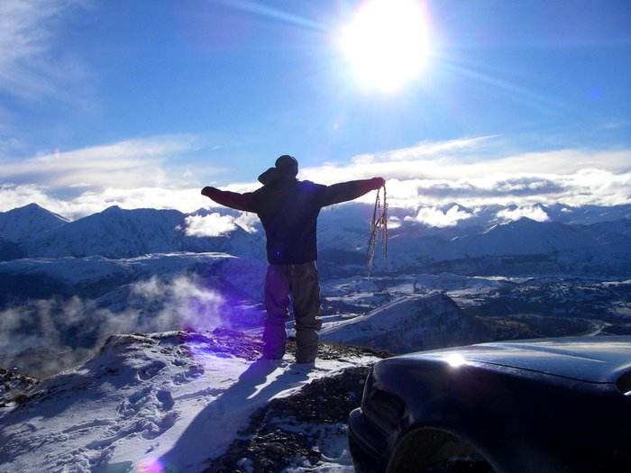 Lycka efter att ha fått av snökedjorna.